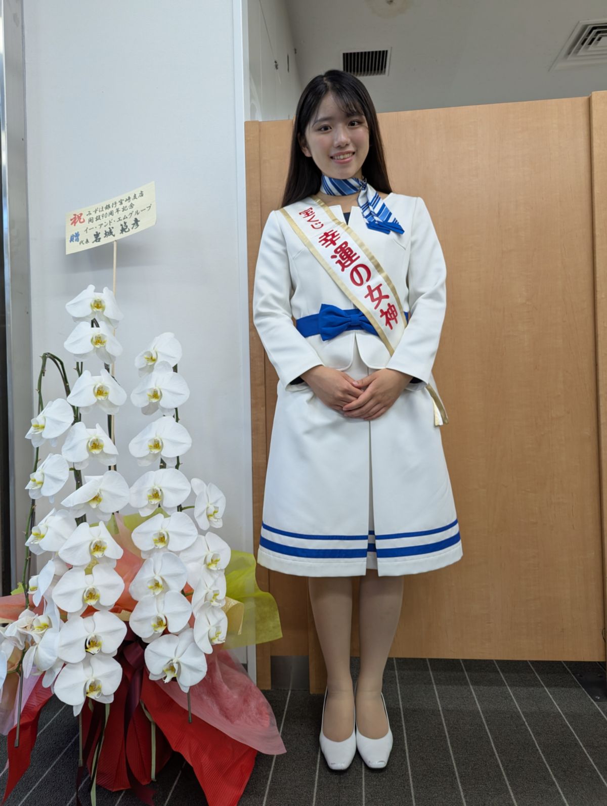 年末ジャンボ宝くじのPRに来た幸運の女神「岡田桃果(おかだもか)」さん